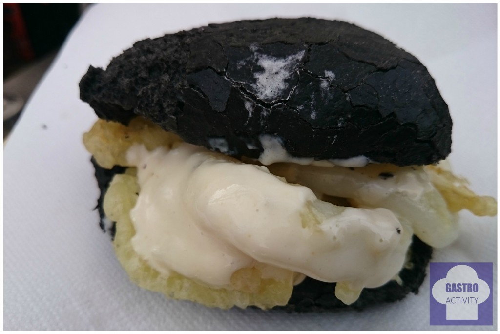 Bocata de calamares en tempura, con pan negro y salsa de pera de Restaurante Panenka