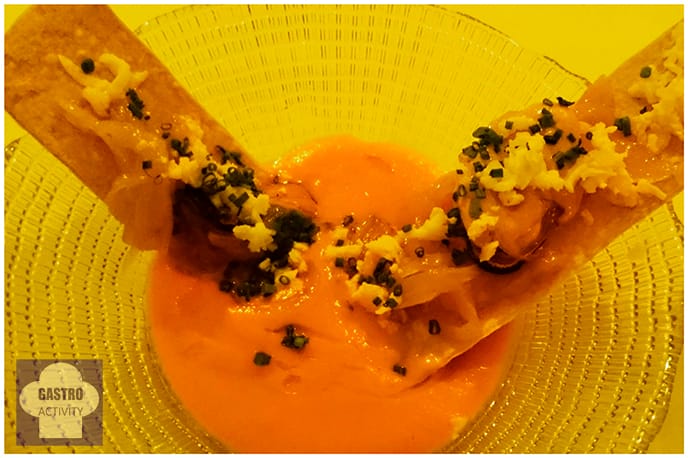 Salmorejo cordobes con coca de mejillones en escabeche en Restaurante Desencaja Madrid Salmorejo cordobes con coca de mejillones en escabeche en Restaurante Desencaja Madrid