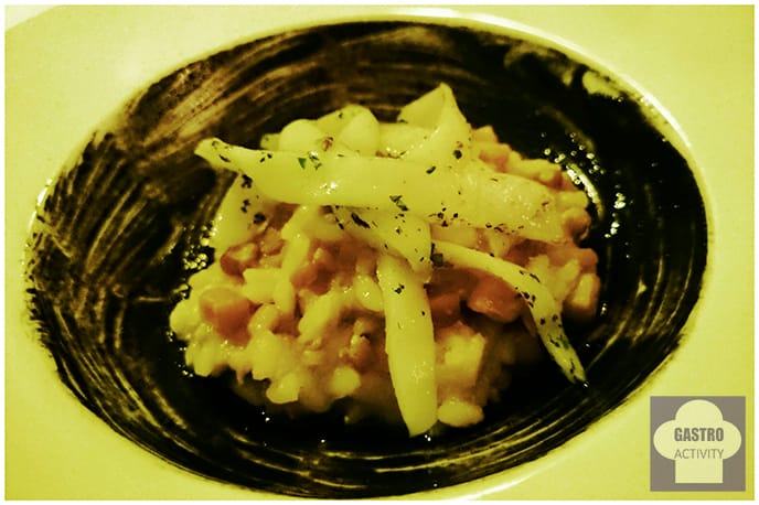 Arroz cremoso con calamares de Iván Saéz en el restaurante Desencaja Arroz cremoso de calamares con tallarines de sepia y barniz de tinta