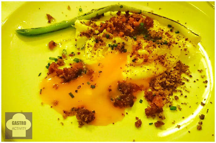 Huevo frito con tierra de migas de chorizo y esparrago triguero en Restaurante Desencaja de Iván Saez Huevo frito con tierra de migas de chorizo y esparrago triguero