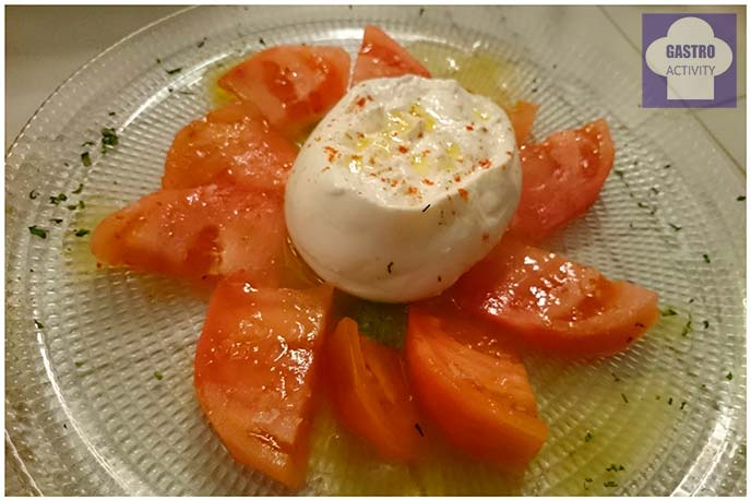 Burrata con tomate natural en restaurante El Buey Madrid Burrata con tomate natural