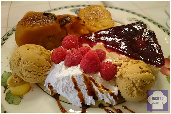 Tarta de queso, Tatin de manzana, Leche frita, Frambuesas con nata casera y bolas de helado en restaurante El Buey Tarta de queso, Tatin de manzana, Leche frita, Frambuesas con nata casera y bolas de helado