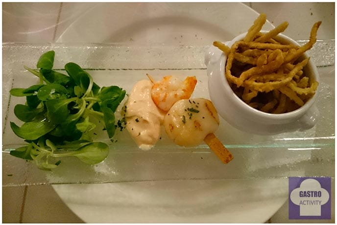 Brocheta de vieira y langostino. Cazuelita de salmorejo con patatas paja y ensalada de berros restaurante El Buey Madrid Brocheta de vieira y langostino. Cazuelita de salmorejo con patatas paja y ensalada de berros