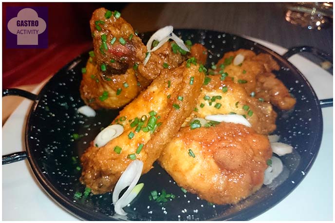 Alitas fritas de pollo “kimchi” en SOT vermuteria Alitas fritas de pollo “kimchi”