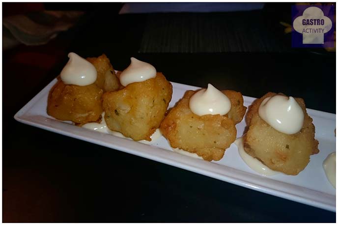 Buñuelos de merluza en SOT vermuteria de Sergi Arola Buñuelos de merluza