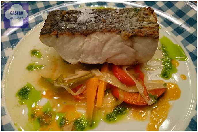 Corvina Salvaje sobre escabeche de verduras en El Columpio restaurante Madrid Corvina Salvaje sobre escabeche de verduras