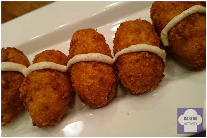 Croquetas de pollo con crema de boletus de El Columpio restaurante Madrid Croquetas de pollo con crema de boletus