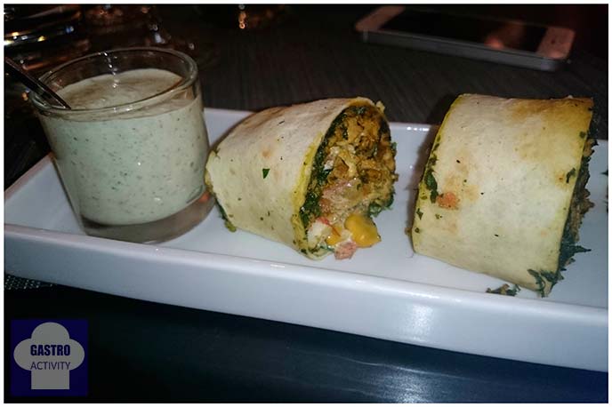 Durum de pollo con crema de yogurt y menta en SOT vemutería Durum de pollo con crema de yogurt y menta