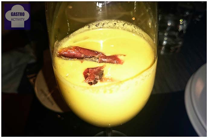 Gazpacho de melón en SOT vermutería de Sergi Arola Gazpacho de melón con virutas de cecina