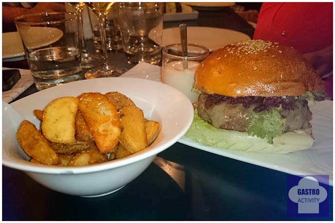 Hamburguesa de ternera en SOT vermutería Hamburguesa de ternera, bacon, queso chédar, tomate y lechuga romana
