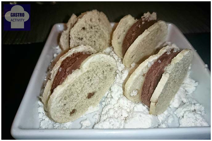 Pan con chocolate, aceite y sal en SOT vermutería de Sergi Arola Pan con chocolate, aceite y sal