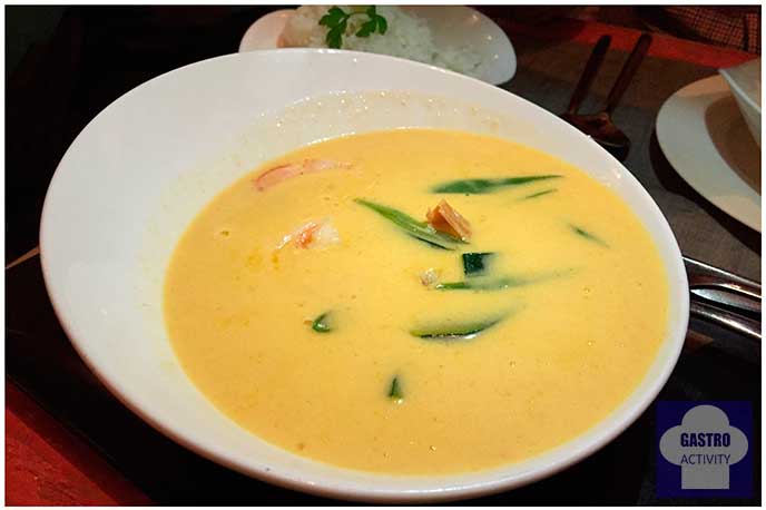 Curry especiado de langostinos y verduras Namit Gastrobar comida filipina Madrid