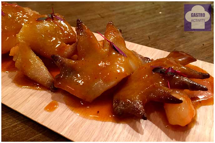 Crestas de gallo con langostinos al ajillo La Tasqueria de Javi Estevez Crestas de gallo con langostinos al ajillo La Tasqueria de Javi Estevez