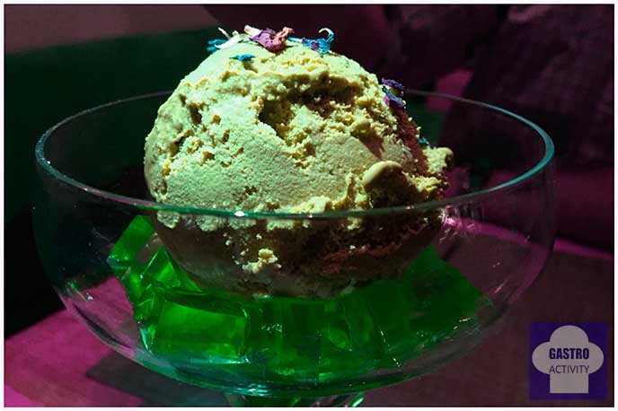 Helado de te con gelatina de pandan Namit Gastrobar comida filipina Madrid