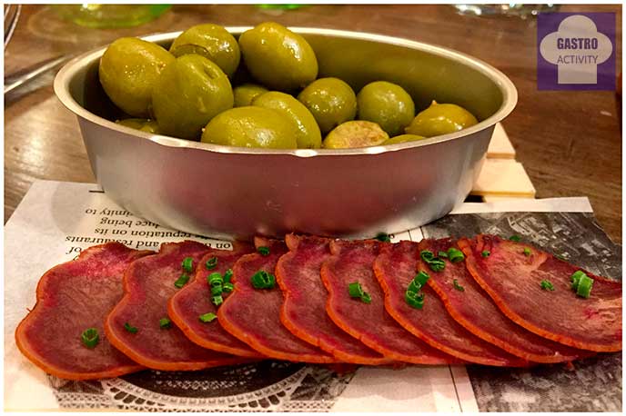 Embutido de lengua de ternera con aceitunas La Tasqueria de Javi Estevez Embutido de lengua de ternera con aceitunas La Tasqueria de Javi Estevez