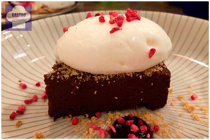 Tarta de chocolate con helado La Tasqueria de Javi Estevez