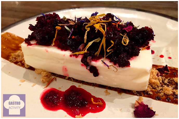 Tarta de queso con granizado de remolacha y regaliz La Tasqueria de Javi Estevez Tarta de queso con granizado de remolacha y regaliz La Tasqueria de Javi Estevez