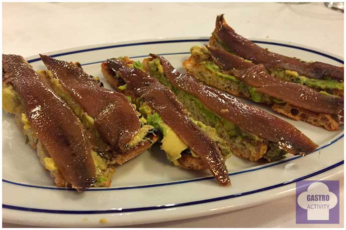 Anchoa natural del Cantabrico Serie Oro sobre una cama de aguacate Restaurante Bocaito Madrid Anchoa natural del Cantabrico Serie Oro sobre una cama de aguacate Restaurante Bocaito Madrid