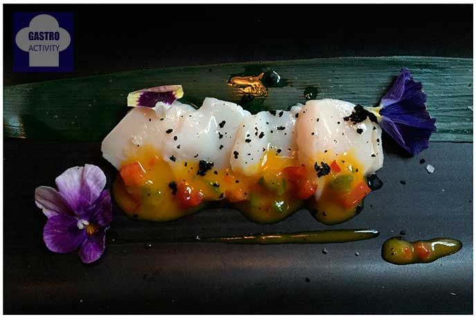 Ceviche-sashimi de vieiras con pipirrana de mango y aji amarillo Restaurante Los Montes de Galicia Ceviche-sashimi de vieiras con pipirrana de mango y aji amarillo Restaurante Los Montes de Galicia