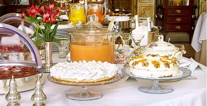 El Brunch del Hotel Orfila es sofisticado y lleno de encanto, en una terraza interior. Un auténtico paraíso. Exquisiteces y deliciosos bocados componen la carta de este completo brunch en el que todos los productos son de primera calidad. Embutidos ibéricos, quesos curados, smothies naturales y suculentas tartas