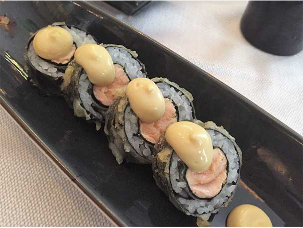 Makis de salmón y mostaza con doble tempurizado Sky Sushi and Ramen Bar