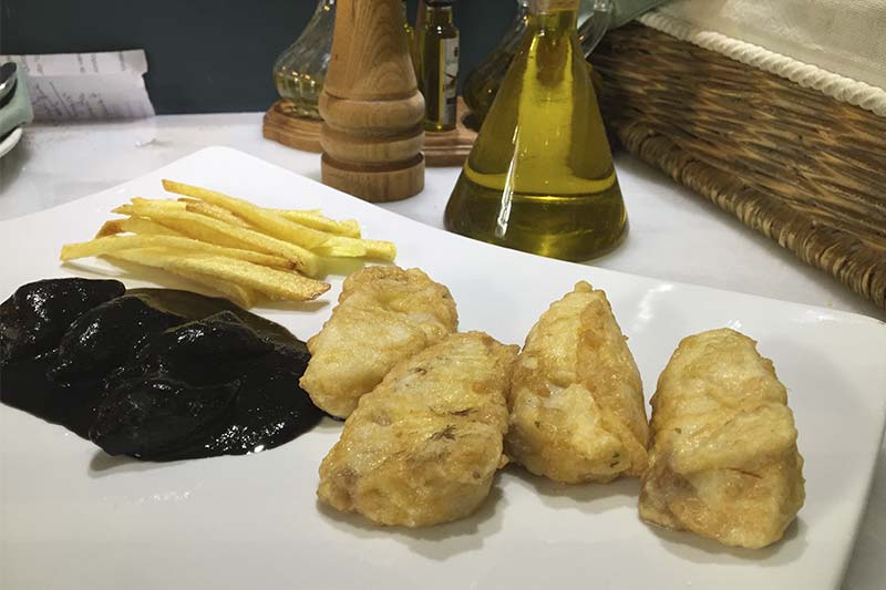 Merluza frita y Chipirones en su tinta Restaurante Donde Marian Chamartin