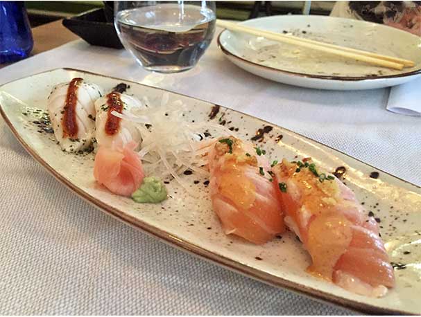 Niguiris de pez mantequilla con anticucho y Niguiris de salmon flambeado Sky Sushi and Ramen Bar