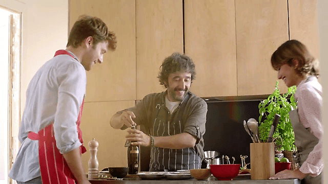 Diego Guerrero para Cepsa cocinando con los anfitriones