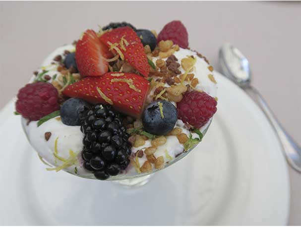 Espuma de yogur con frutos rojos III Ruta de la Paella restaurante Que si quieres arroz Catalina Espuma de yogur con frutos rojos III Ruta de la Paella restaurante Que si quieres arroz Catalina