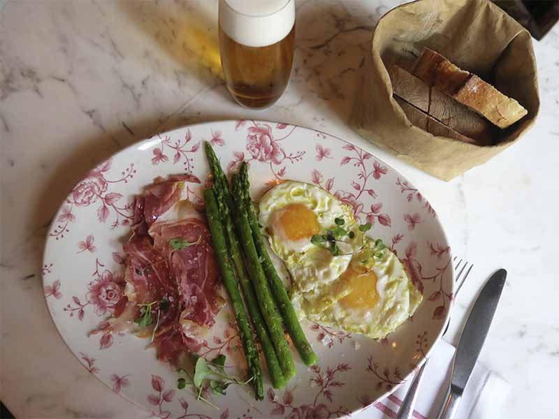 Brunch de Lady Madonna Madrid esparragos jamon huevos