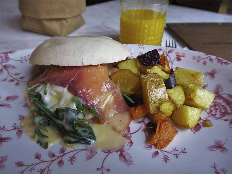 Brunch de Lady Madonna Salmon huevos verduras rostizadas