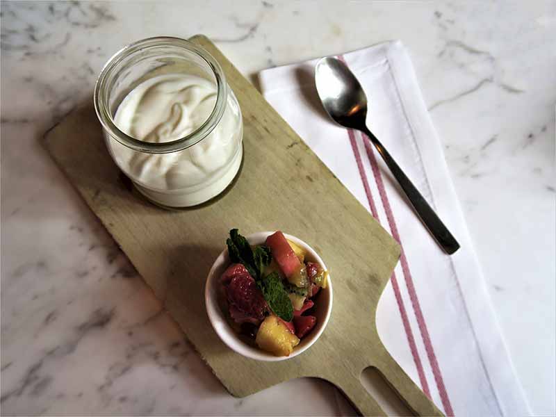 Brunch de Lady Madonna Yogur griego frutas naturales