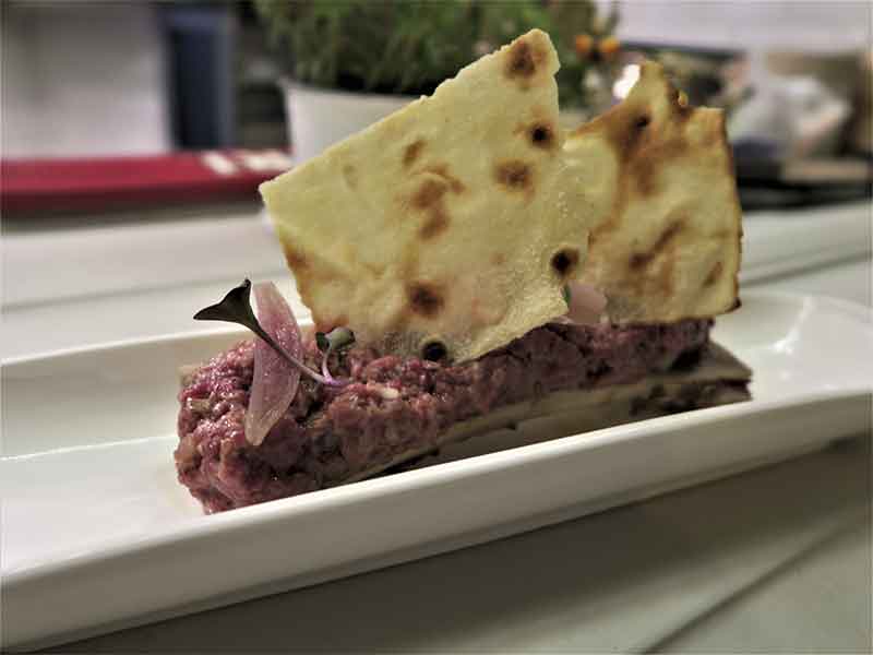 Steak Tartar de Solomillo sobre Tuetano asado Arrocería en La Latina Madrid La Antigua casa de la Paella 
