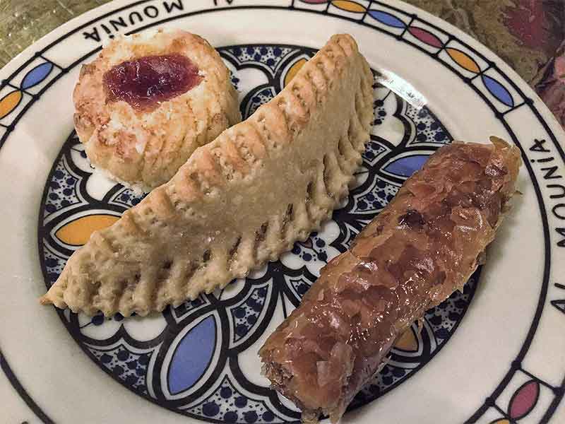 restaurante marroqui AL-MOUNIA Madrid Pasteles arabes Cuerno de Gacela Pastel de Coco y Baklaba restaurante marroqui AL-MOUNIA Madrid Pasteles arabes Cuerno de Gacela Pastel de Coco y Baklaba
