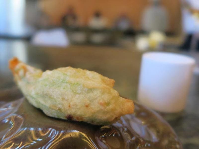 restaurante Abarra Madrid Flor de calabacin con espuma de piparras