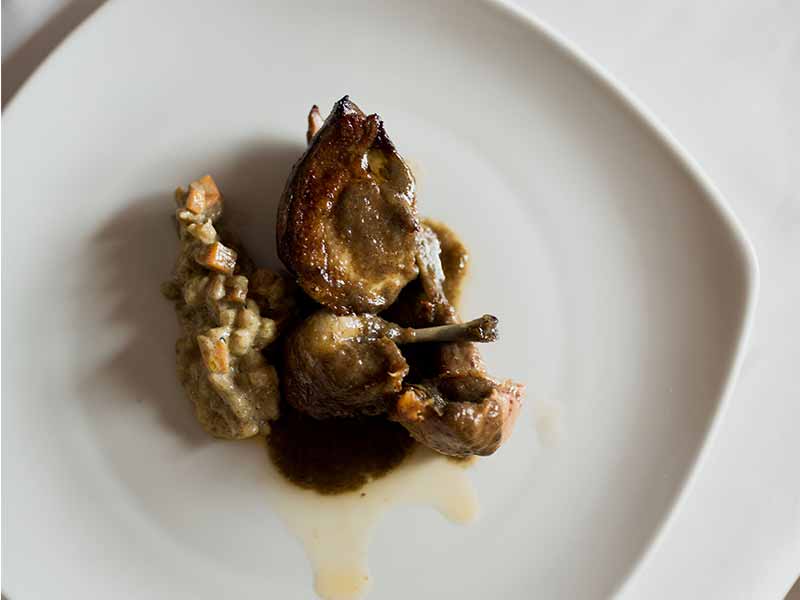 pichon ahumado salsa de cerveza cebada y aire de cerveza del chef Juan Antonio Medina pichon ahumado salsa de cerveza cebada y aire de cerveza del chef Juan Antonio Medina