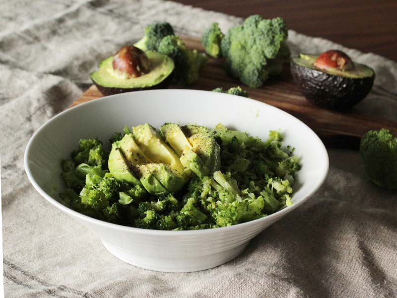 Receta de ensalada de Brocoli y Aguacate con pimienta y sal