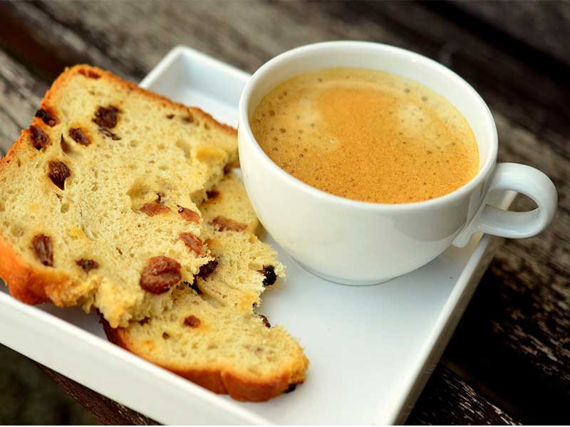 taza de cafe con bizcocho