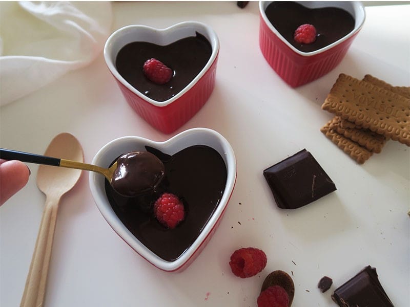 postre de chocolate con frambuesas