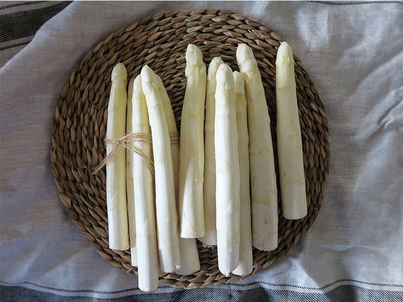 Pelar y cocer esparragos blancos
