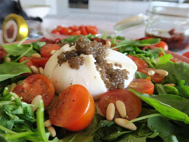 Ensalada de burrata con perlas de trufa negra
