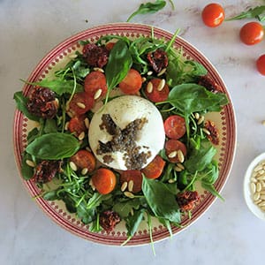 Ensalada de burrata con piñones y perlas de trufa negra LAUMONT