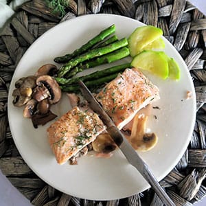 Salmón al horno con verduras al dente