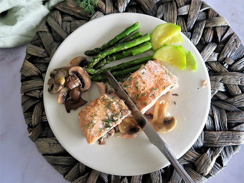 Receta de Salmón al horno con verduras emplatado