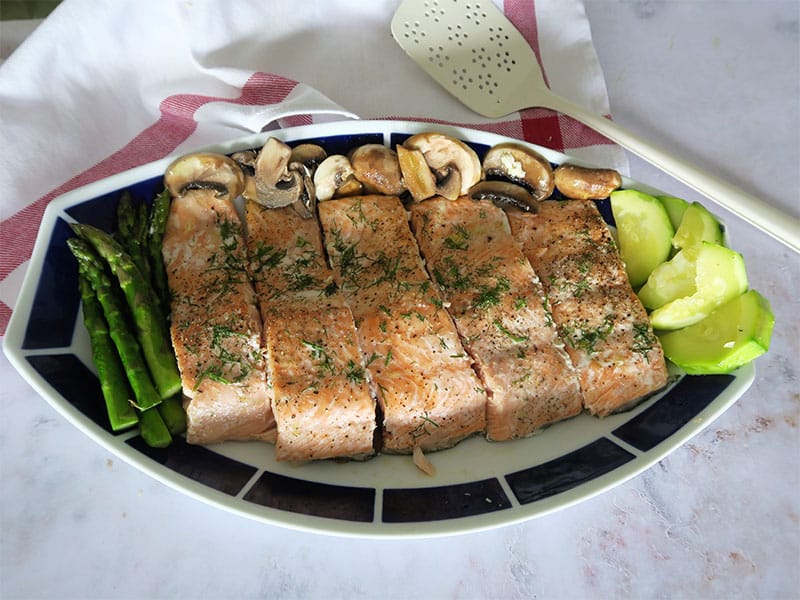 Receta de Salmón al horno con verduras en bandeja