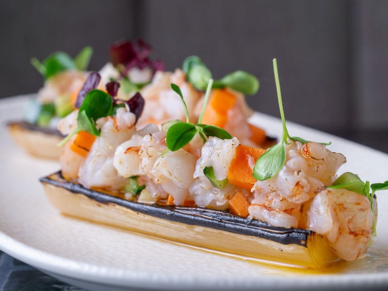 Puerro a la brasa con tartar de gambón Terracotta Puerro a la brasa con tartar de gambón Terracotta