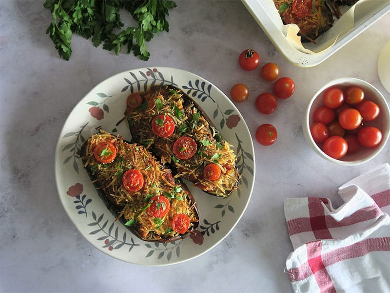 Berenjenas rellenas de atun y queso gratinado con cherrys