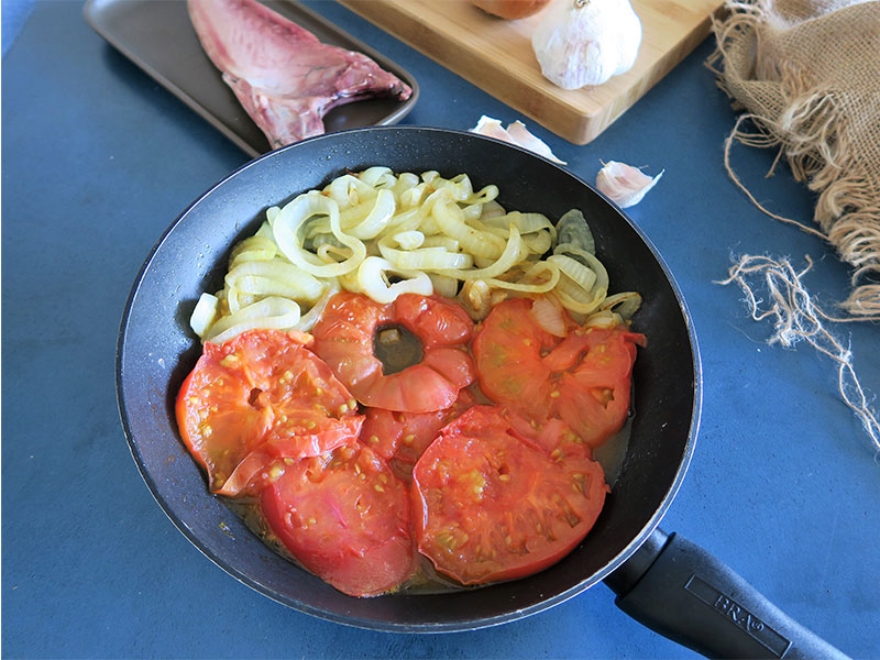 Cebolla y tomate guarnición