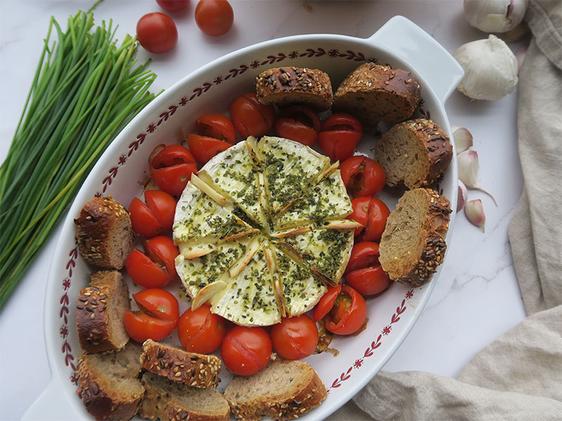 Camembert al horno con ajo y pan tostado