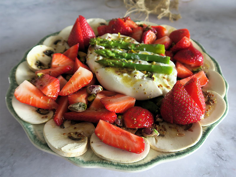 Ensalada de temporada de esparragos verdes y burrata